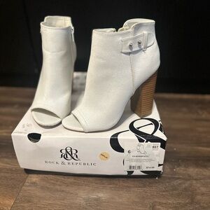 Rock & Republic White Peep-Toe Ankle Boots size 6